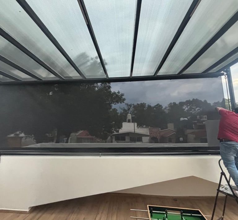toldo de caida libre para terraza en color negro  filtro solar