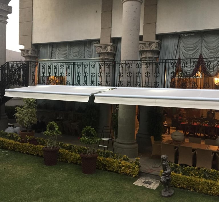 toldo de proyeccion blanco automatizado