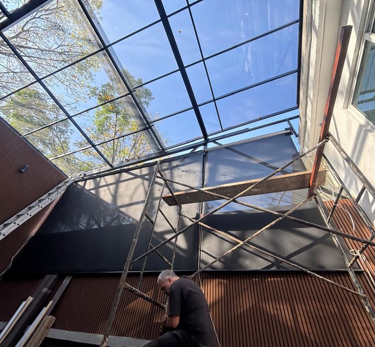 toldo de caida libre con guias laterales a piso 