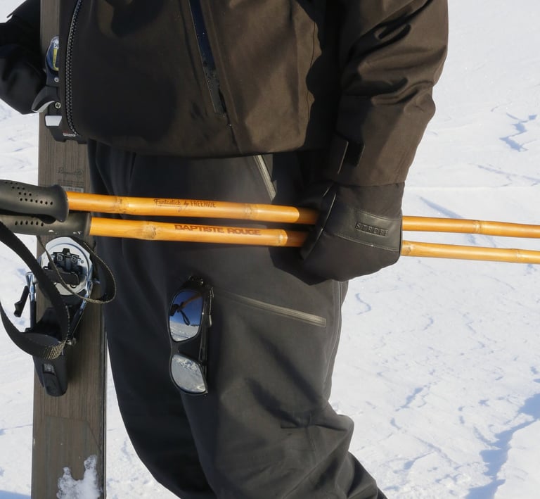 Homme tenant des batons bambou alpine legacy