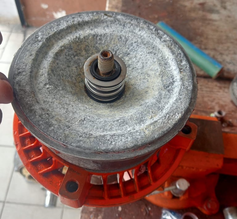 Sello mecánico dañado en bomba simens durante inspección y reparación