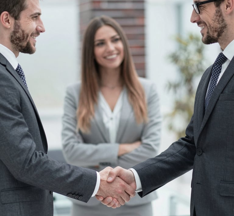 alt="deux personnes se serrant la main avec sourire"