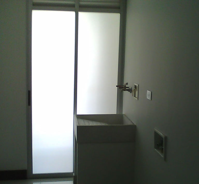 Polarizacion de apartamentos, casas y oficinas. Vidrios, ventanas, privacidad, pelicula polarizada