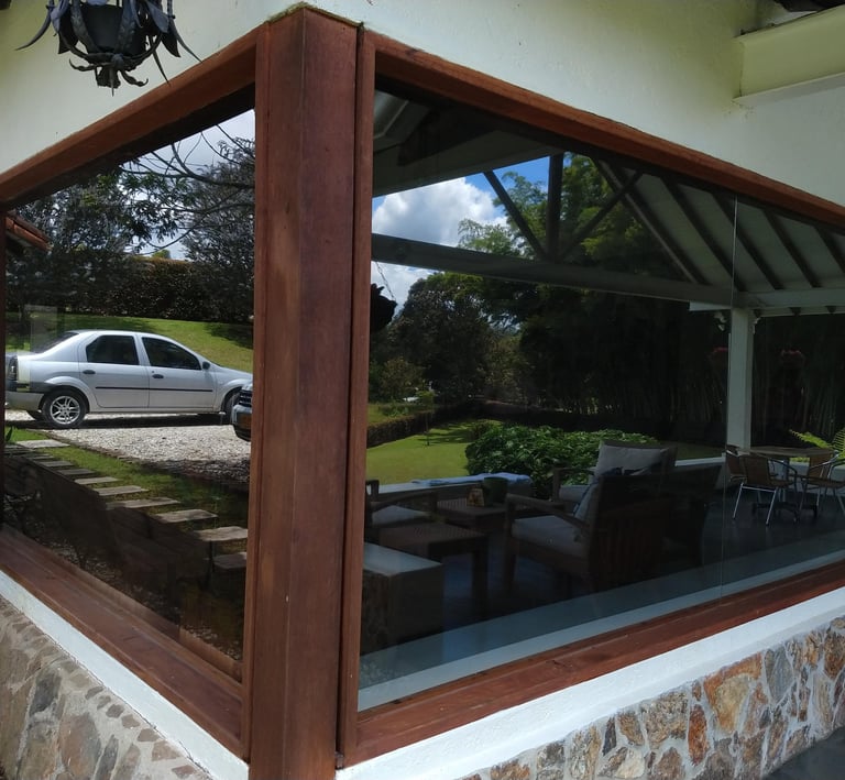 Polarizacion de apartamentos, casas y oficinas. Vidrios, ventanas, privacidad, pelicula polarizada