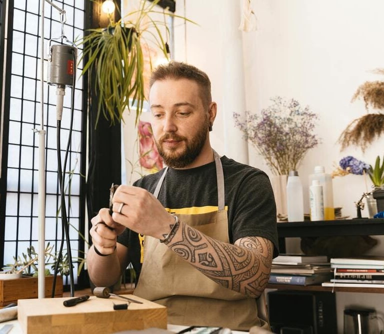 joyero fabricando un anillo con herramientas especiales