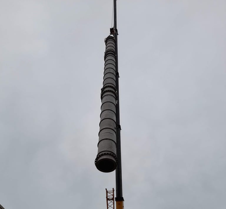 Equipe Engebraga realizando montagem industrial de coluna de metanol.