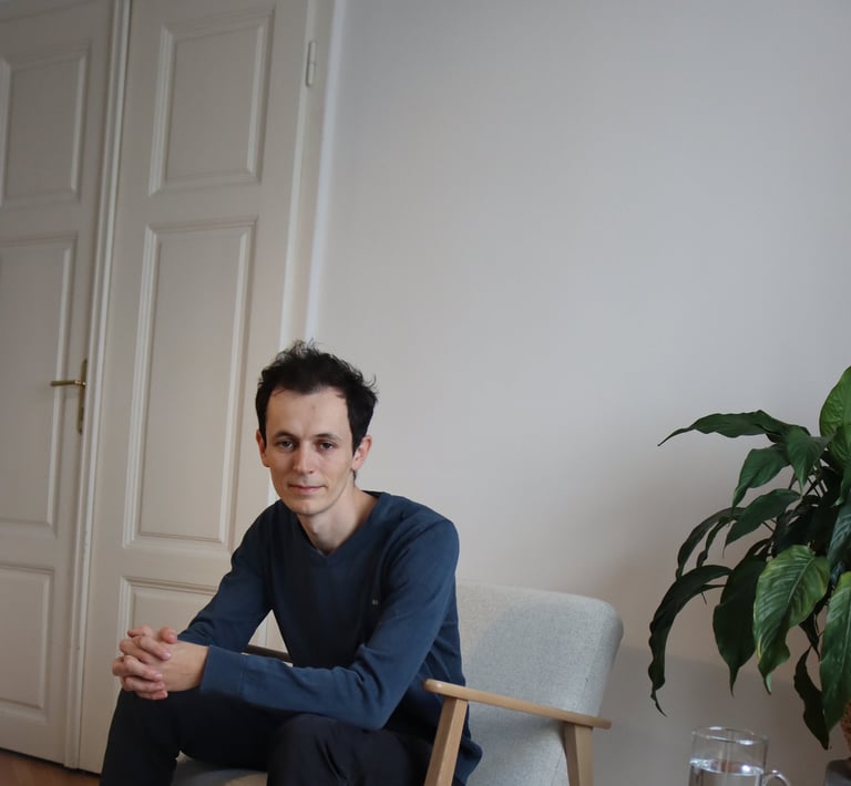 Psychologe Bruno Amanshauser in seiner Praxis sitzend