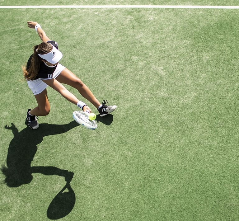 Joueuse de tennis qui tape une balle vue de haut