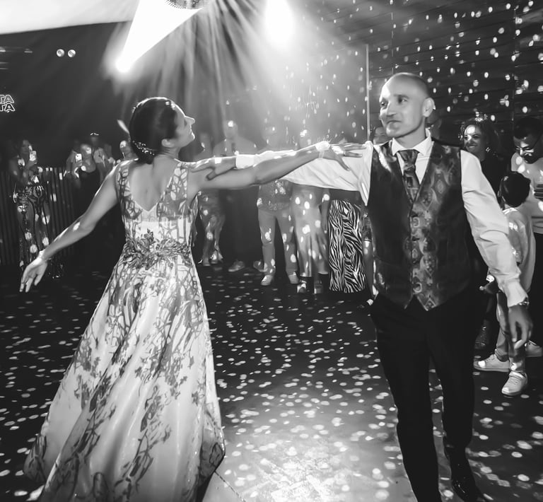 Celebración de boda en Barcelona, fotografía de fiesta y baile con equipo profesional.