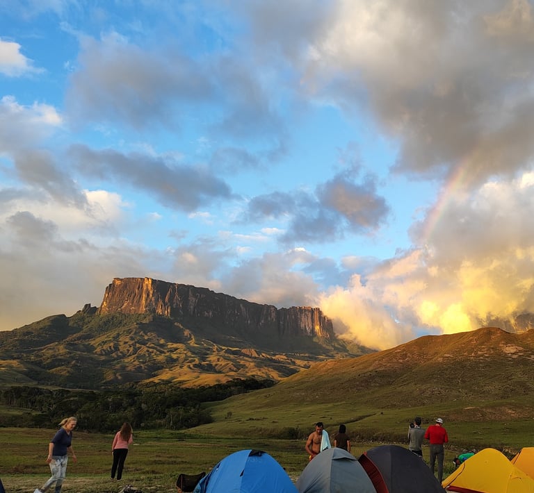 Vista del Tepuy Kukenan desde el campamento Rio Tek