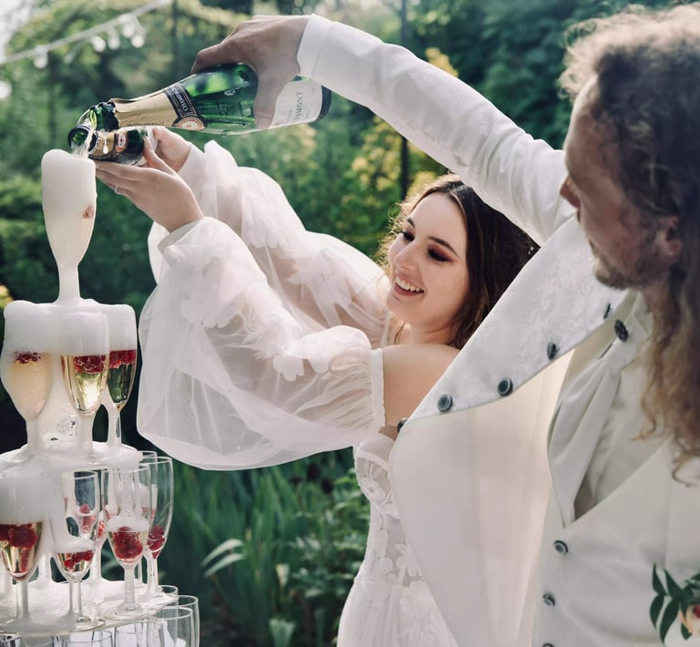 Champagne des mariés en couleur devant les invités