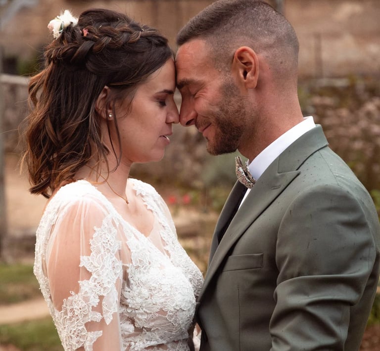 la mariée et le marié se tenant l'un contre l'autre, les yeux fermées plein d'amour