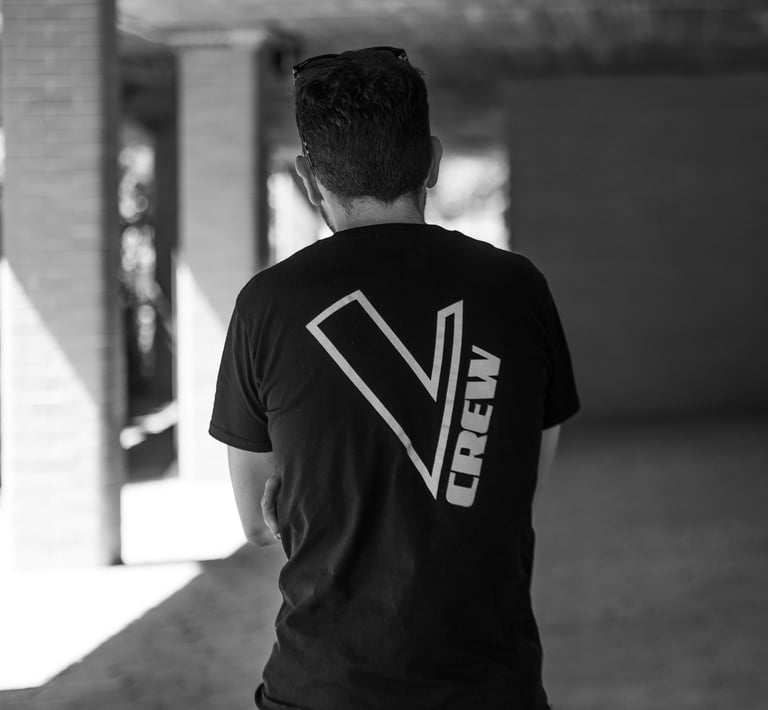 Autoretrato de Mario Perez Rodriguez con una camiseta con un estampado de un programa de televisión.