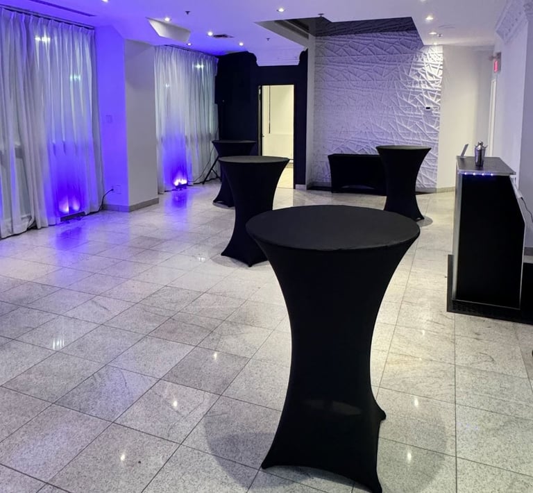 Configuration de la salle avec des table à cocktail