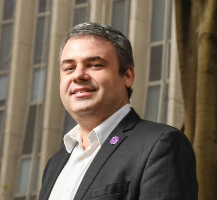 homem paulo gontijo de terno sorrindo para foto livres