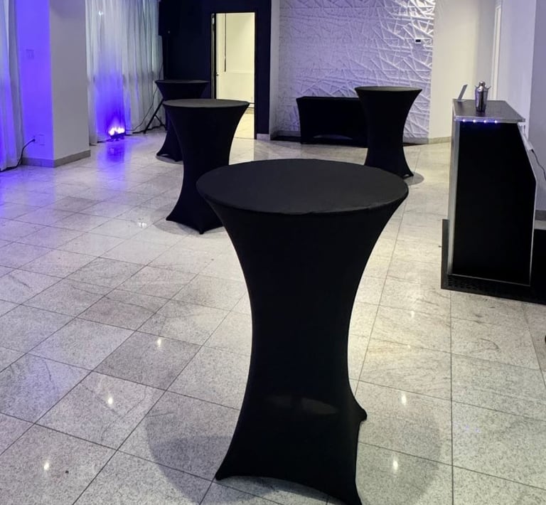 Configuration de la salle avec des table à cocktail