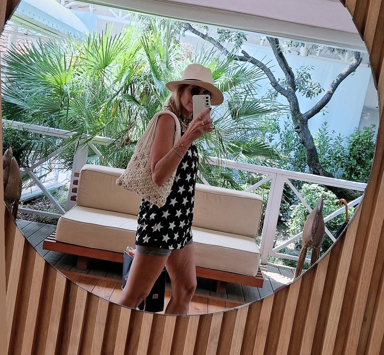 Mirror selfie of woman in star print outfit at Forte dei Marmi beach club.