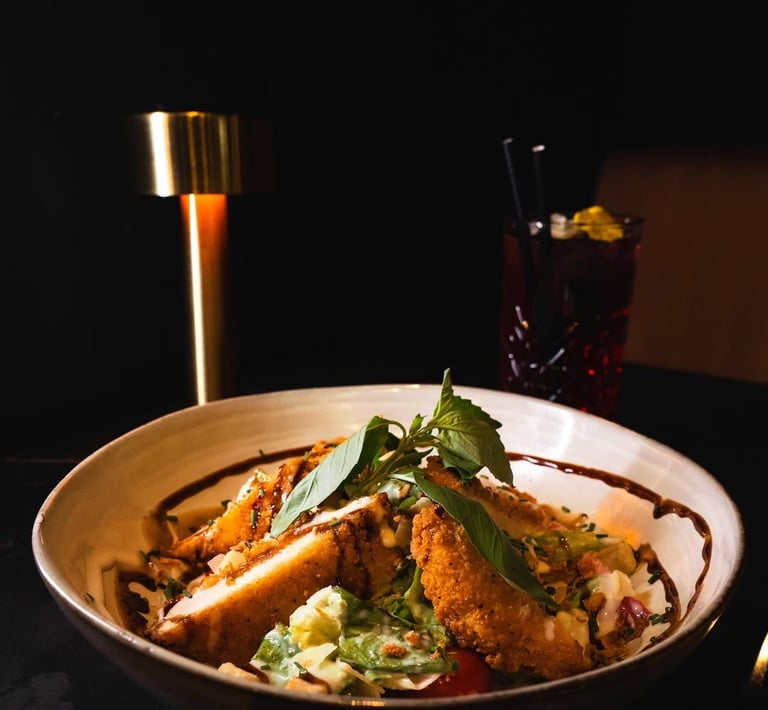 Salade fraîche césar au restaurant La Parisienne à Nîmes