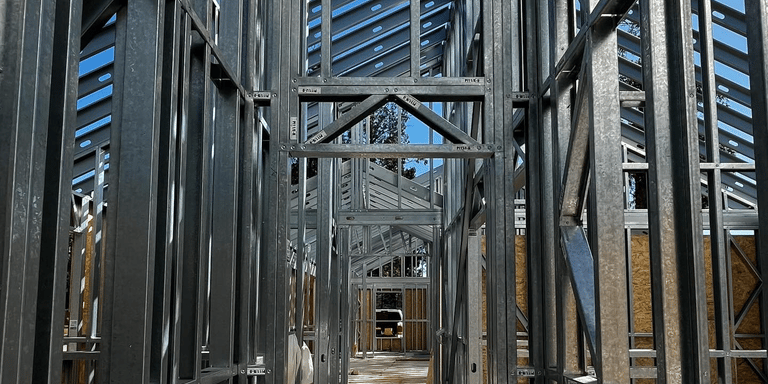 montaje de estructura de acero galvanizado para casa en construcción en seco
