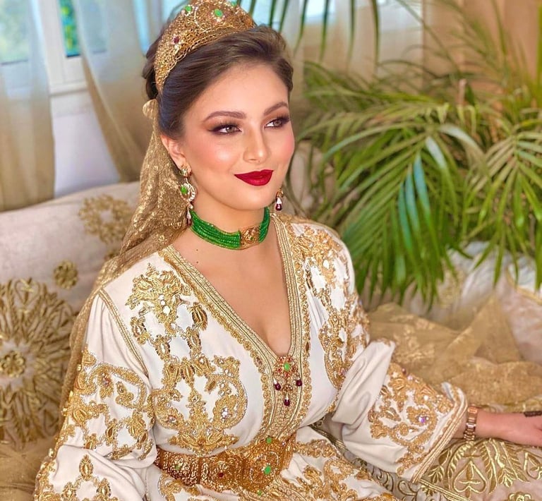 Tenues Traditionnelles Marocaines – Caftans, Djellabas et Jabadors Authentiques