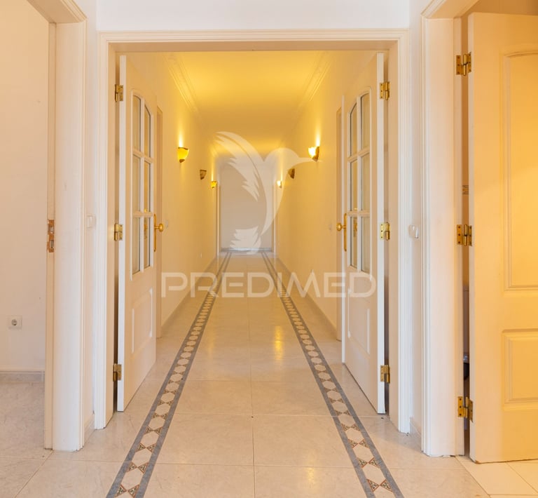 Corredor de moradia no Entroncamento. 