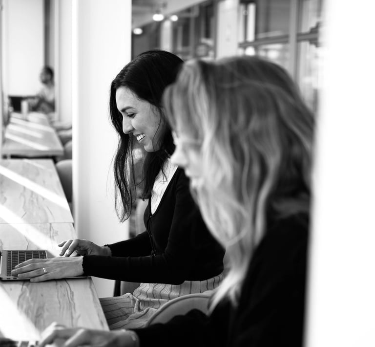 Salariées travaillant ensemble dans l'open space