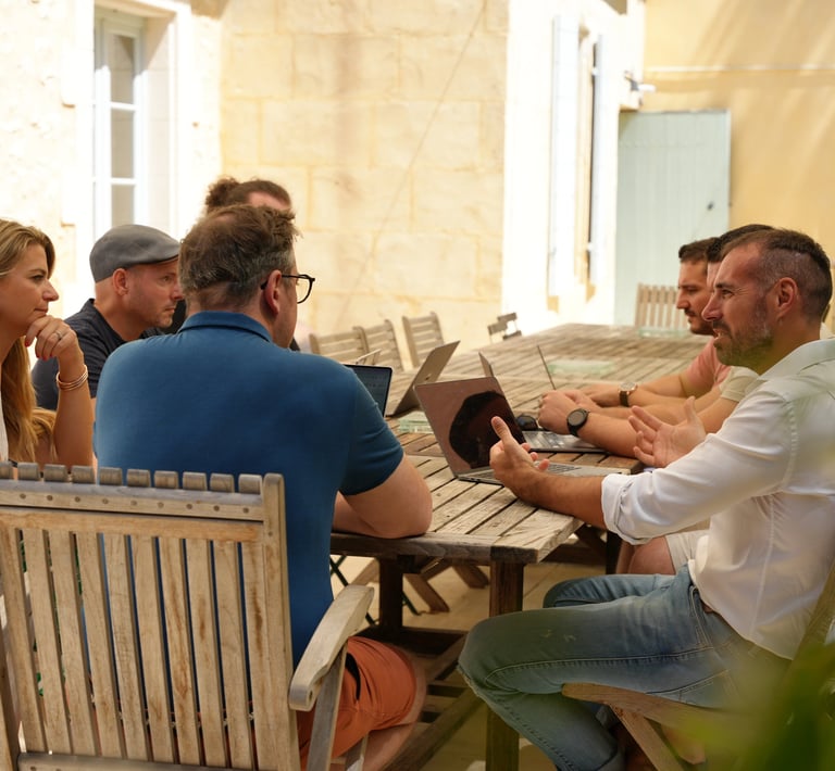 Réunion en extérieur des employés de l'entreprise