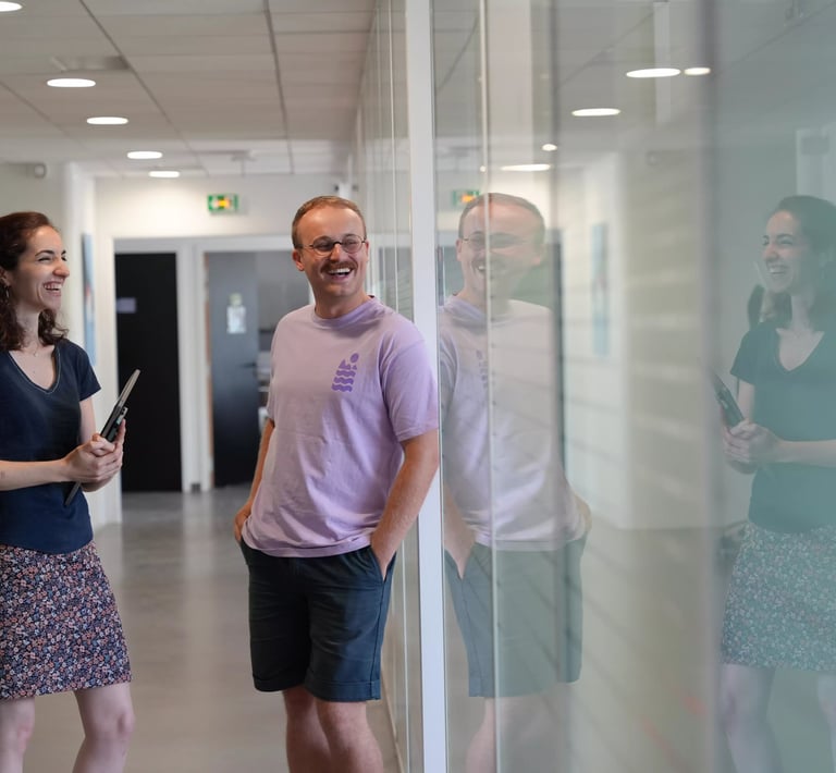 Employés qui rigolent dans les couloirs du bureau