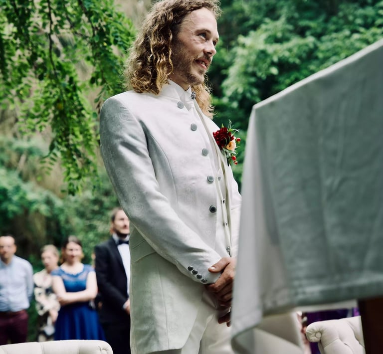 Le marié durant la cérémonie de son mariage en forêt
