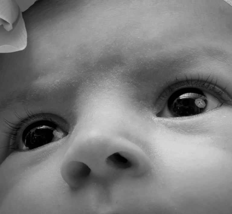 photo-bebe-gros-plan-sur-les-yeux-magiques-noir-et-blanc-florent-studio-photographe-fanie-boulogne-sur-mer-lille-le-touquet-p