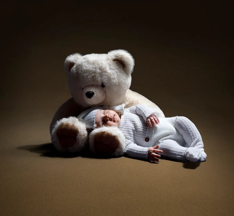 photo-bebe-splendide-dans-les-bras-d-une-peluche-ours-florent-studio-photographe boulogne-sur-mer-lille-le-to