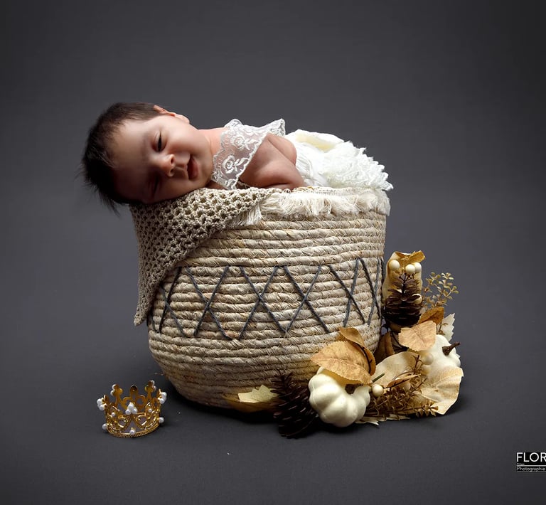 studio-photo-bebe-allongé-petit-panier-dort florent-studio-photographe-boulogne-sur-mer-lille-le-touquet-paris-calais-lumbres