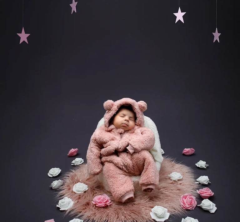 studio-photo-bebe-dans-petit-fauteuil-habit-nounours-entoure-de-roses-et-etoiles-florent-studio-photographe-fanie-boulogne-su
