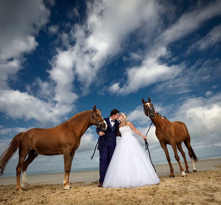 celebre photographer weeding florent studio lille-after-day-mariage-couple-et-leurs-chevaux-sur-la-plage-saint omer-le touque