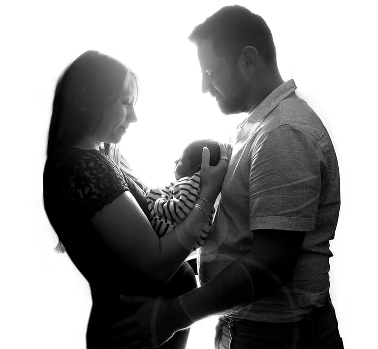 photographe-bebe-boulogne-sur-mer-saint-omer-couple-porte-bebe-fonds-blanc-fanie-photographe-florent-studio-lille-le-touquet-