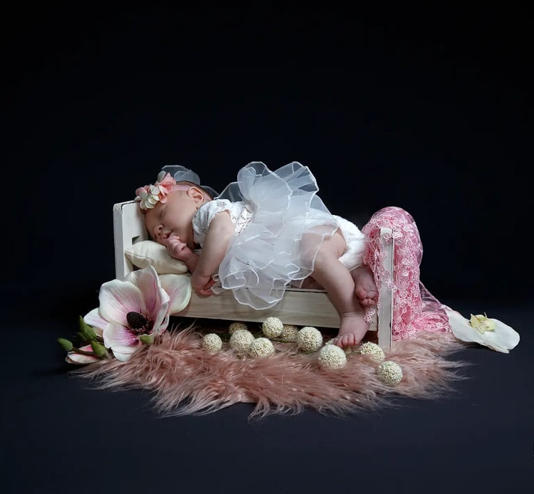 photo bebe-petit-lit-avec-fleurs-magique-dort-paisiblement-photographe-florent-studio lille