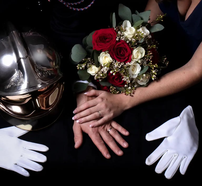 studio-photo-pompiers-plan-sur-les-mains-reflet-casque bouquet-alliances-florent-mariage-saint omer
