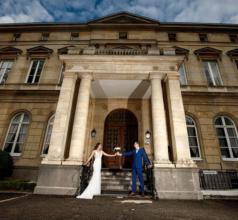 weeding photographer lille magique couple-avec-bouquet-devant-chateau-fenelon cambrai-calais-arras