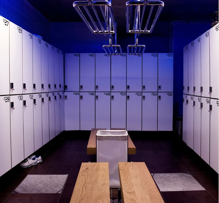 Vestiaires optimisés et aménagés par Spatiopro, professionnels et haut-de-gamme