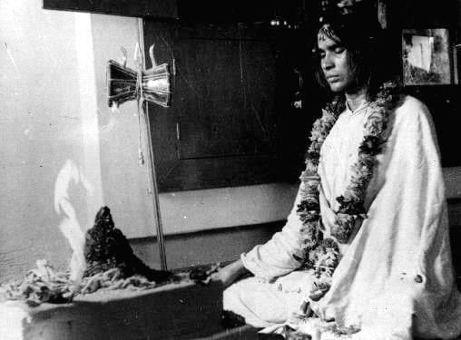 Shri Babaji al dhuni in meditazione