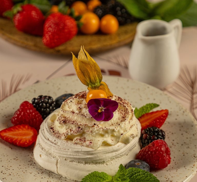 A delicada pavlova com frutas da estação, de Anouk Migotto no Loup. Foto: Divulgação