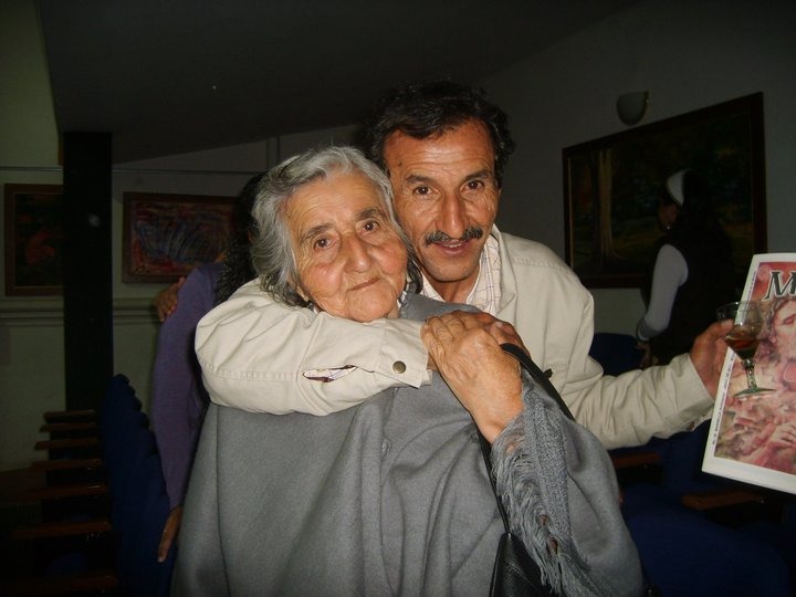 El poeta y escritor  colombiano Jairo Carrasquilla Tobón y su madre.