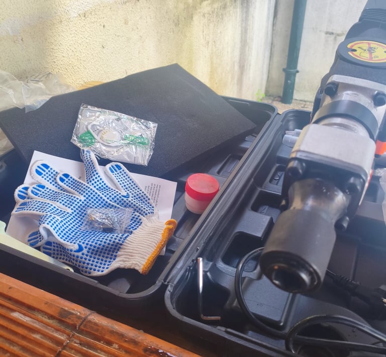 Análise de acessórios incluídos com luvas de proteção e massa lubrificante para o martelo demolidor.