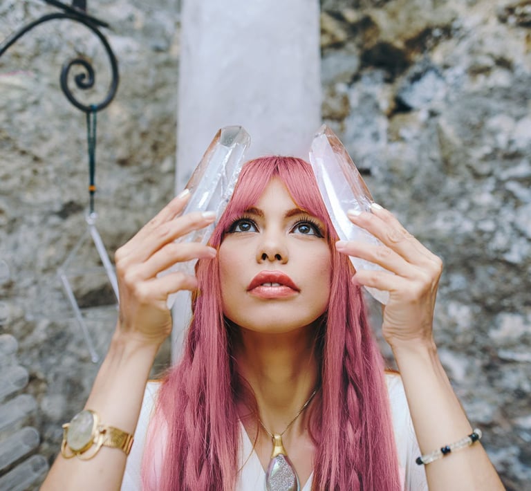 Mujer con 2 torres de cuarzo cristal