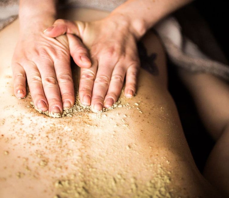 Massaggio Udvartana ayurvedico esfoliante con polveri naturali per tonificazione e drenaggio