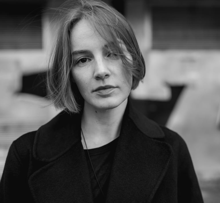 Bliski portret kobiety w czerni i bieli