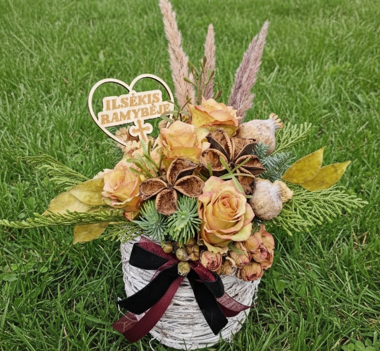 Vėlinių puokštės. Kolumbariumo puokštė. Panevėžyje. "RP Design"