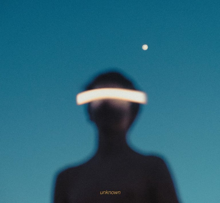 portada sección "El Manifiesto" una persona, que no se puede distinguir, abajo dice "unknown"