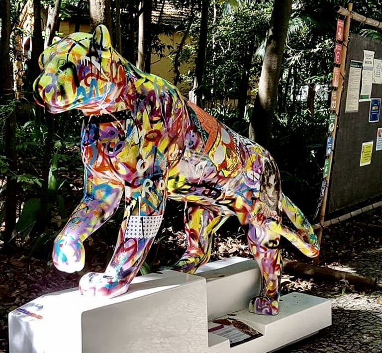 Escultura de Onça-Pintada Colorida no Parque do Masp