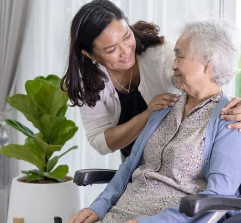 idosa com sua cuidadora especialista